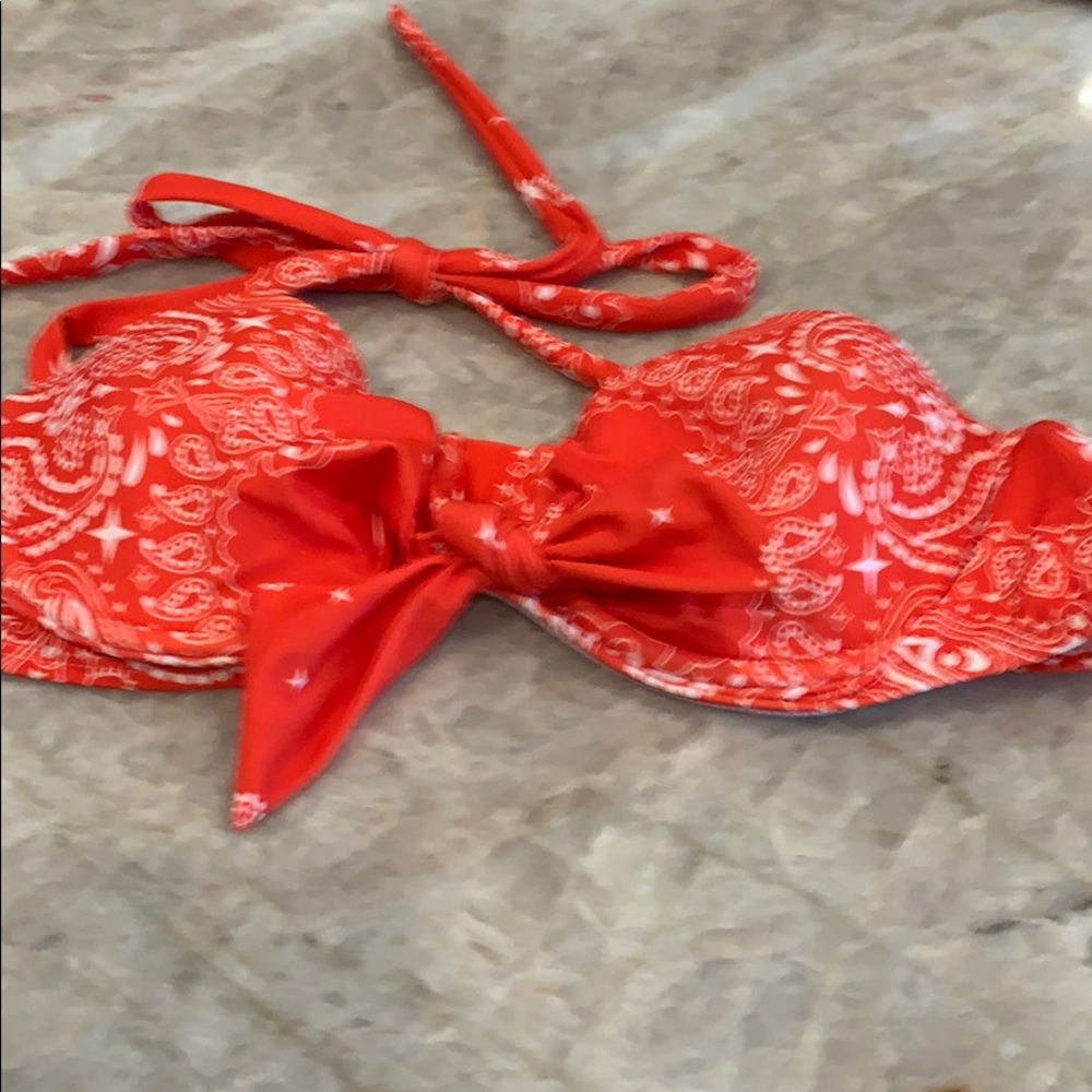 NWOT‎ WILDFOX darling bikini top!